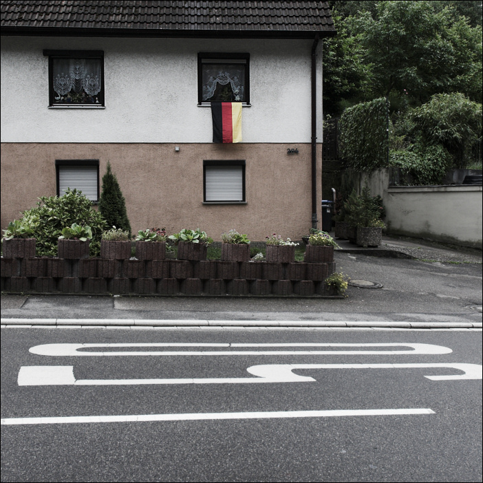 Haus mit Deutschlandfahne