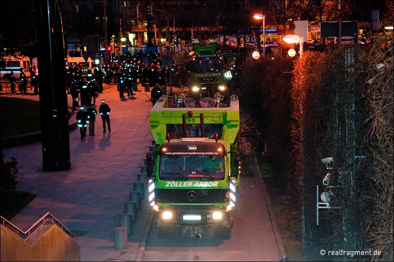 Abtransport zweier Bäume über das Gelände der Landesbank Baden-Württemberg