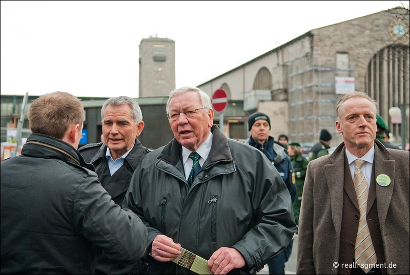 S21-Sprecher Wolfgang Dietrich (links) und Udo Andriof (Mitte) auf dem Weg zur Baustelle