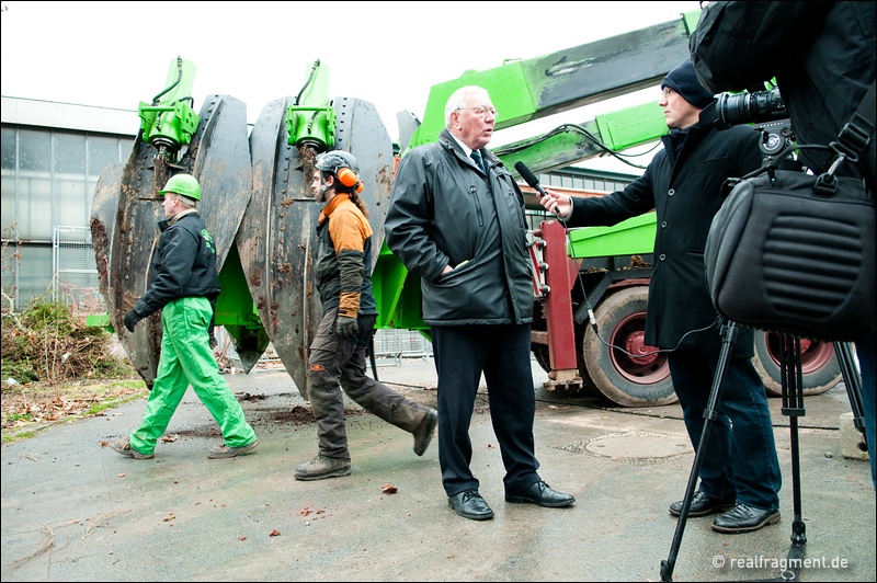 S21-Sprecher Udo Andriof vor Rundspatenmaschine