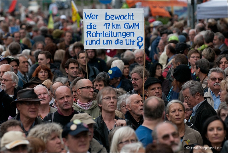 S21-Gegner auf der Montagsdemo vor dem Stuttgarter Hauptbahnhof S21-Gegner auf der Montagsdemo vor dem Stuttgarter Hauptbahnhof