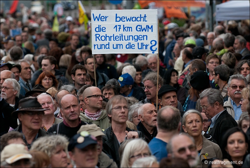 S21-Gegner auf der Montagsdemo vor dem Stuttgarter Hauptbahnhof