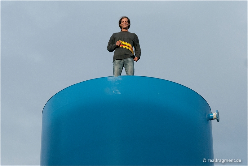 Ein S21-Gegner steht auf einem der besetzten Tanks des Grundwassermanagement Ein S21-Gegner steht auf einem der besetzten Tanks des Grundwassermanagement
