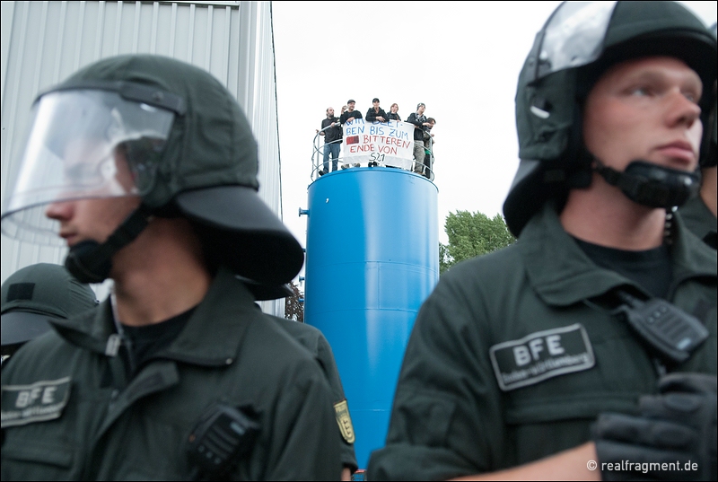 Aktivisten auf einem der besetzten Tanks Aktivisten auf einem der besetzten Tanks