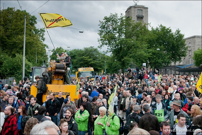 Mehrere hundert Menschen halten das Baugelände besetzt