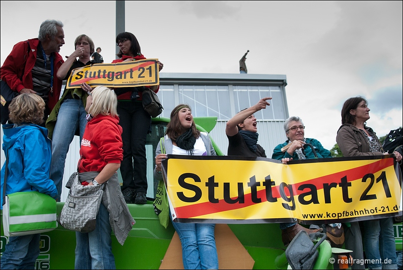 Demonstranten haben ein Baufahrzeug besetzt.