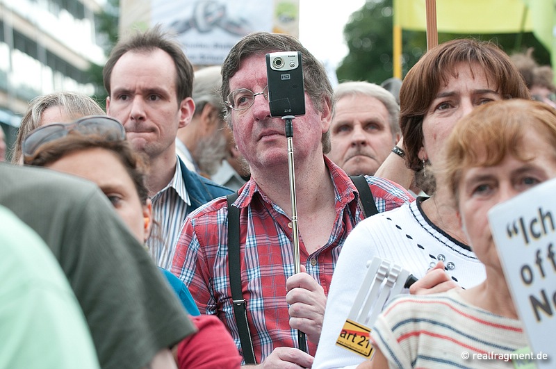 Die Angst des Staates vor dem Bürger: S21-Gegner mit Kamera. Stuttgarts Polizeipräsident Züfle spricht von 'Bildfallen'