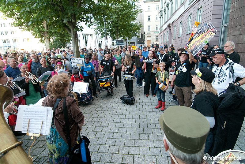 Spontandemo vor der SPD-Landesverbandsstelle: Auch die neue Regierung wird ins Visier genommen