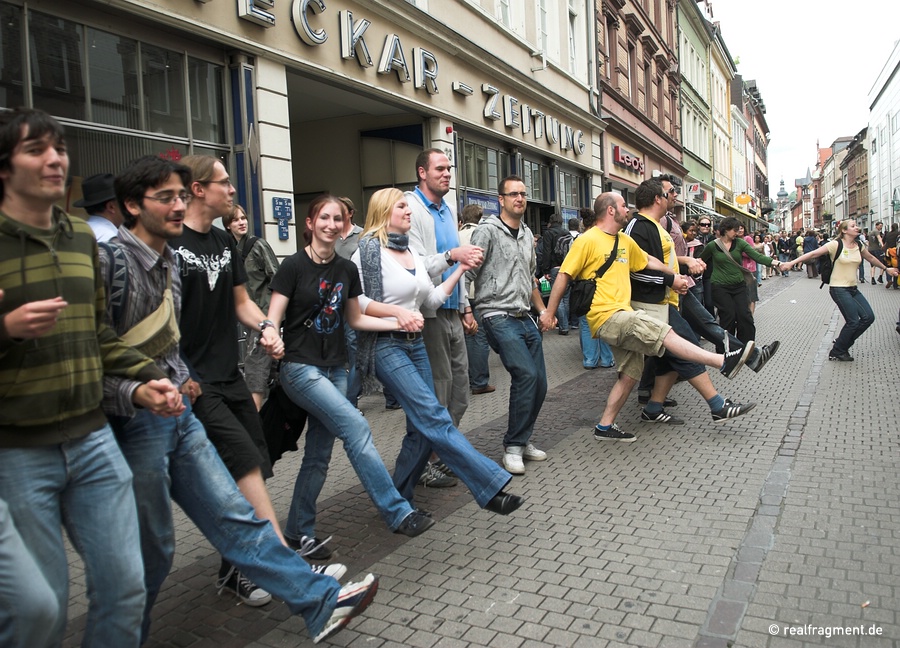 Studenten und Schüler machen mit einer Menschenkette durch die Stadt auf ihre Anliegen aufmerksam