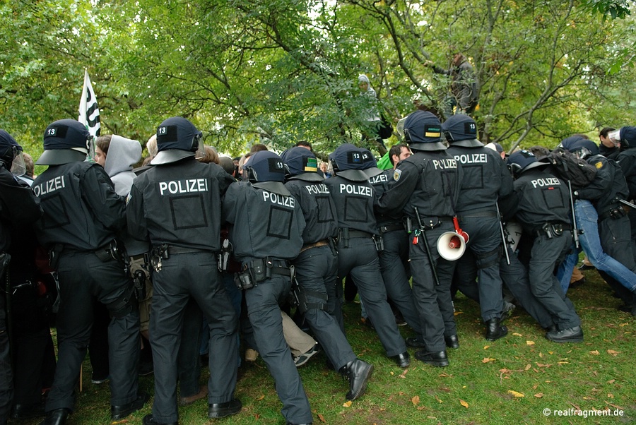 Polizeikräfte drängen Protstler zurück