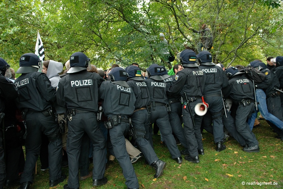 Police is pushing back protesters