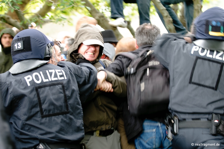 Police is pushing back protesters