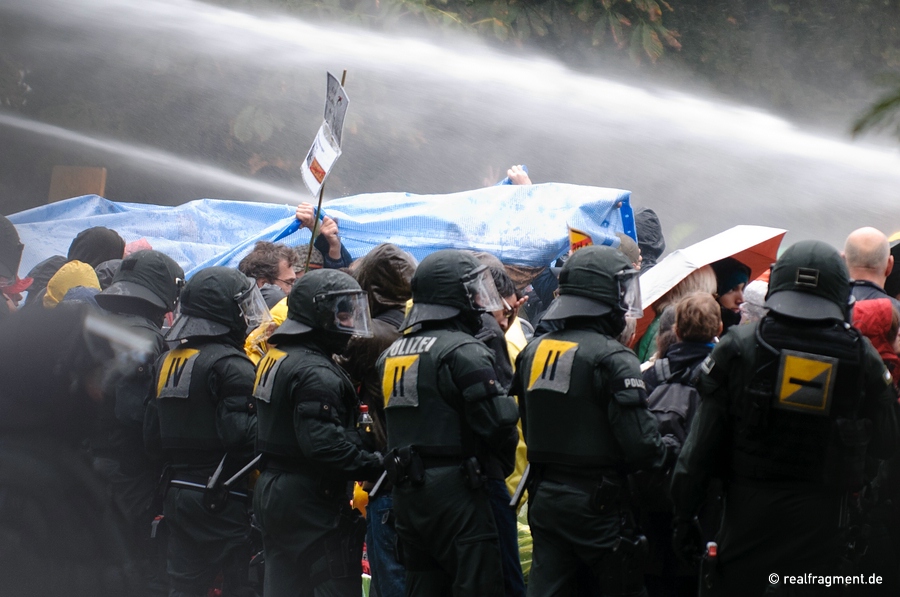 Ein Wasserwerfer wird gegen blockierende Demonstranten eingesetzt